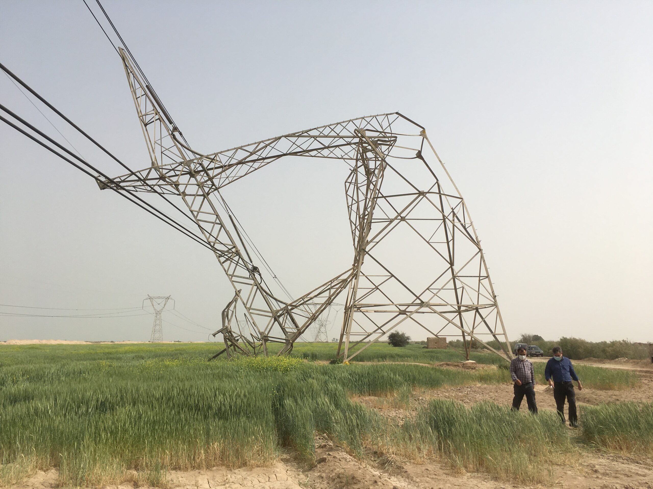سقوط دکل ۴۰۰ کیلو ولت در اهواز
